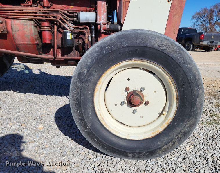 image for item LR9035 1983 International 884  tractor