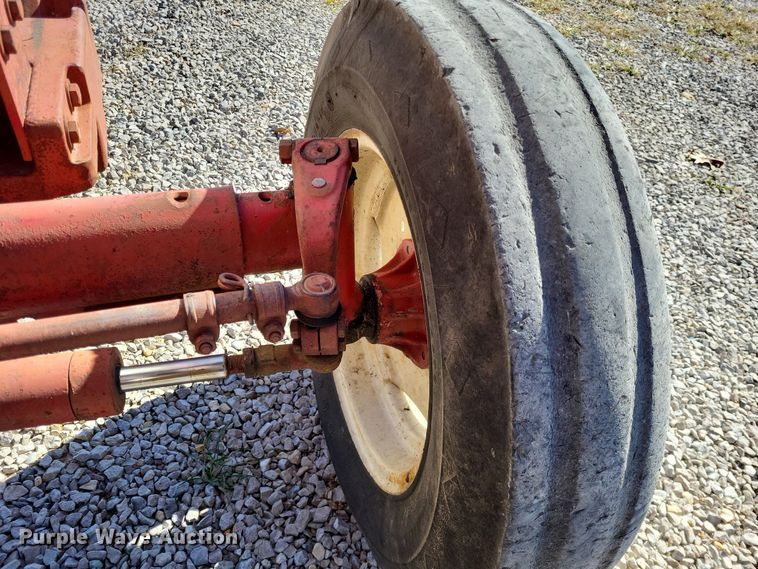 image for item LR9035 1983 International 884  tractor