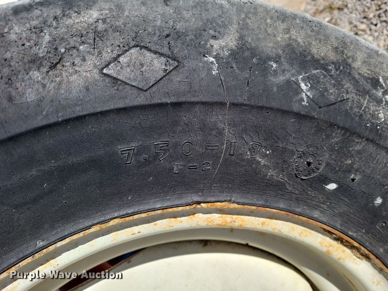 image for item LR9035 1983 International 884  tractor