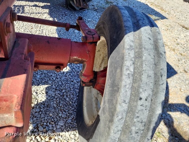 image for item LR9035 1983 International 884  tractor