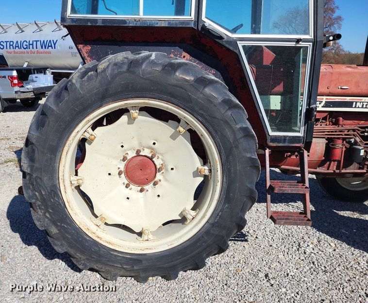 image for item LR9035 1983 International 884  tractor