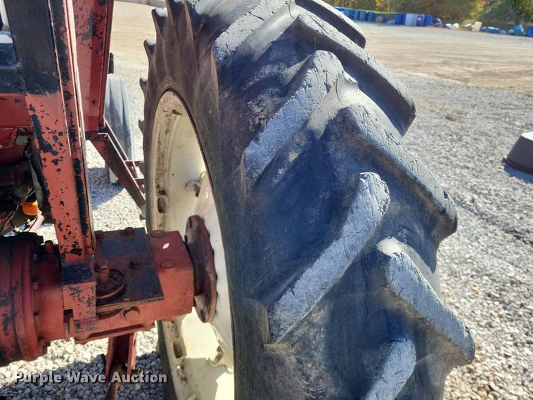 image for item LR9035 1983 International 884  tractor