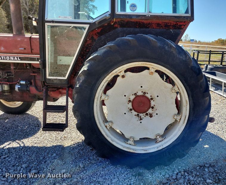 image for item LR9035 1983 International 884  tractor