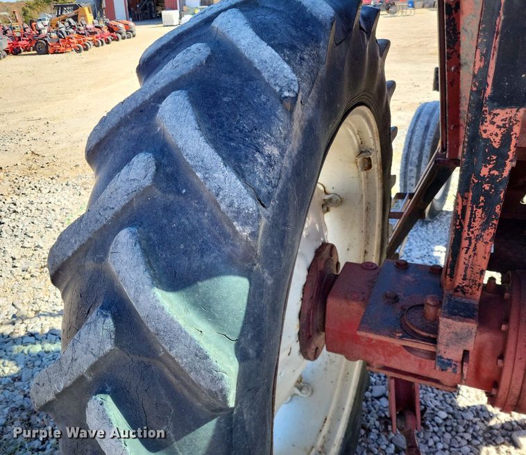 image for item LR9035 1983 International 884  tractor