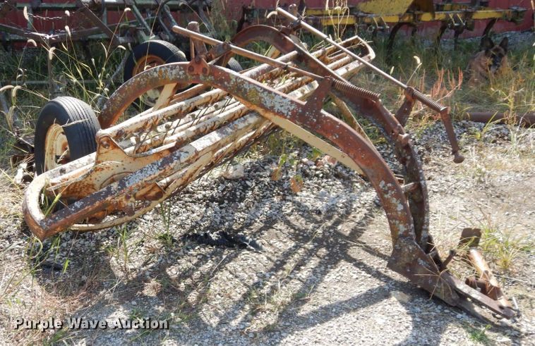 image for item LY9216 New Holland 56  hay rake