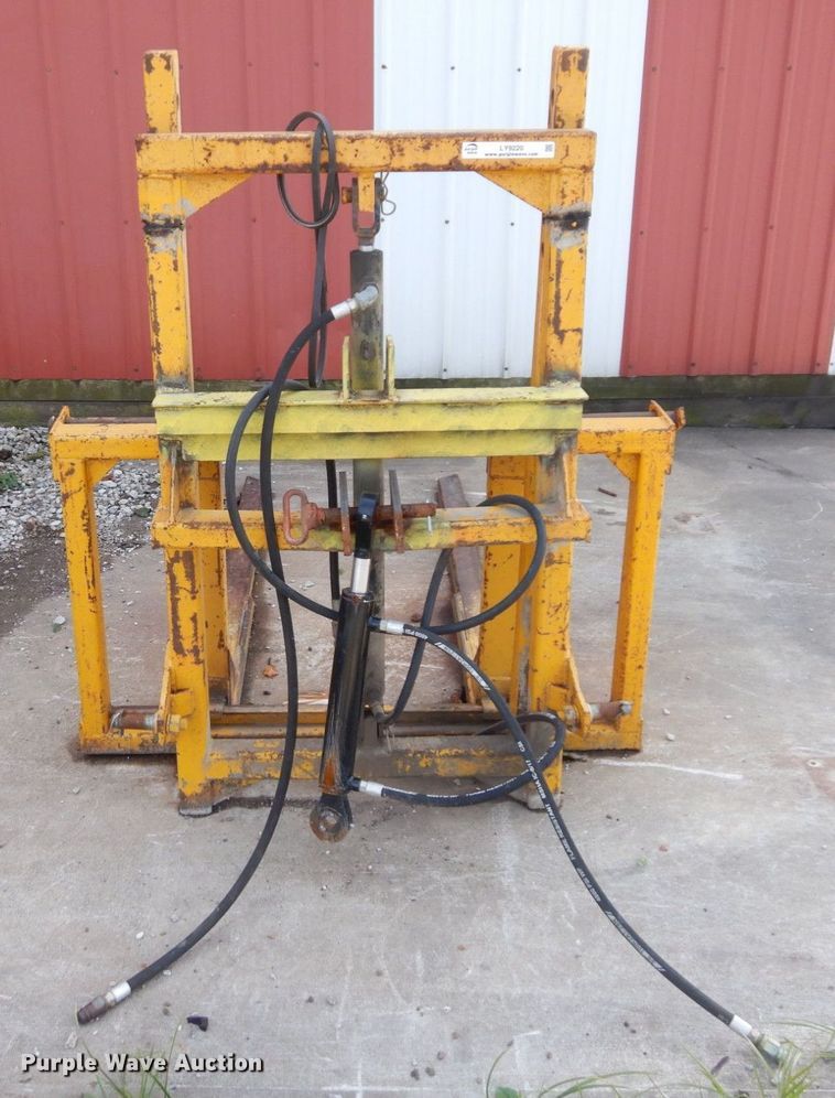 image for item LY9220 Tri-Star Hydra-Fork  bale forks