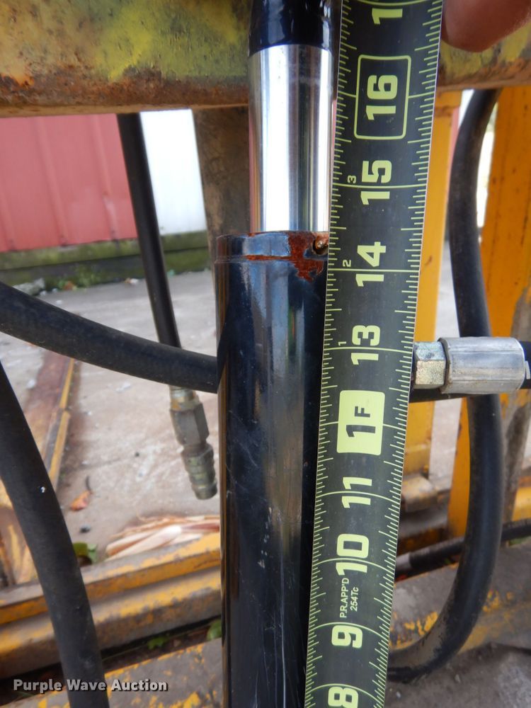 image for item LY9220 Tri-Star Hydra-Fork  bale forks