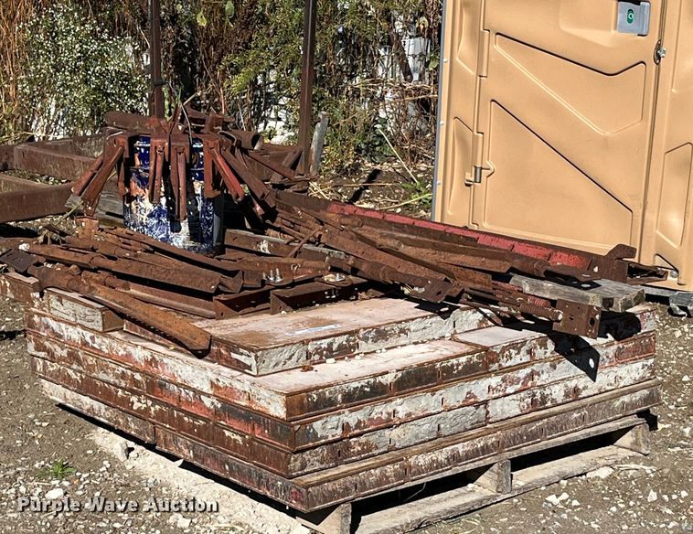 Approximately 14 concrete forms in Sibley, MO Item MN9305 sold