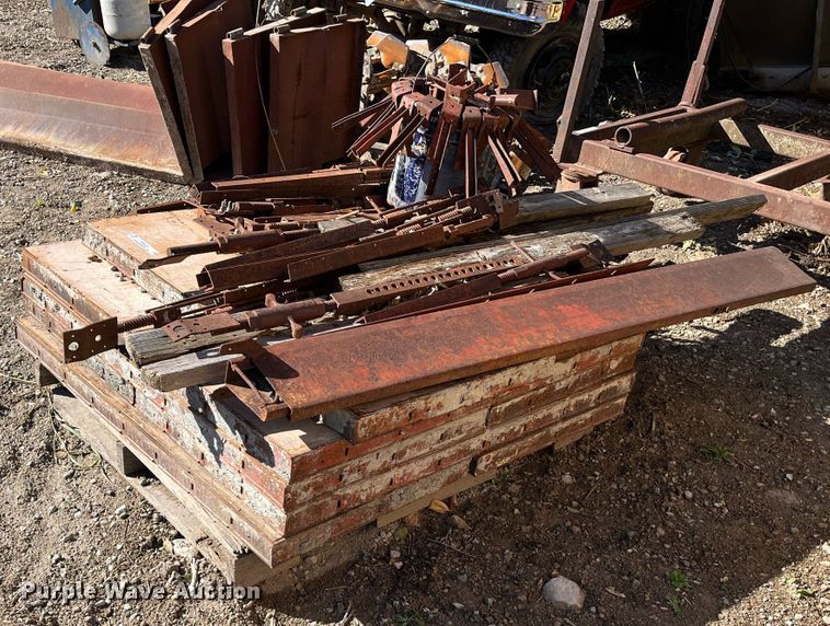 image for item MN9305 Approximately 14 concrete forms