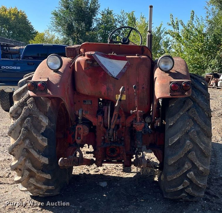 image for item MN9316 Belarus 520  tractor