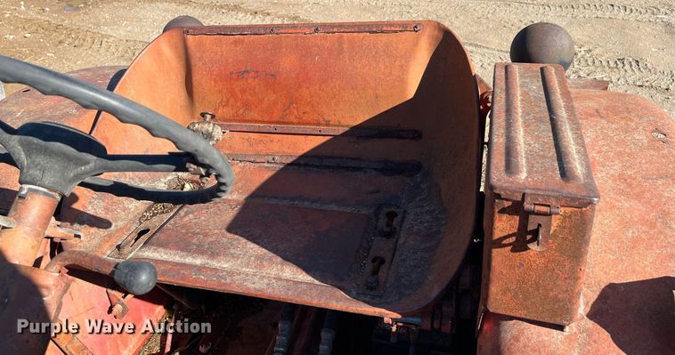 image for item MN9316 Belarus 520  tractor