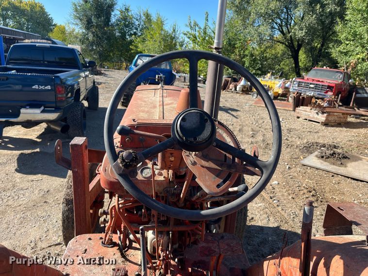 image for item MN9316 Belarus 520  tractor