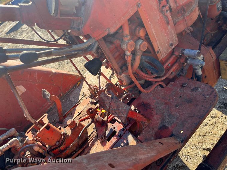 image for item MN9316 Belarus 520  tractor