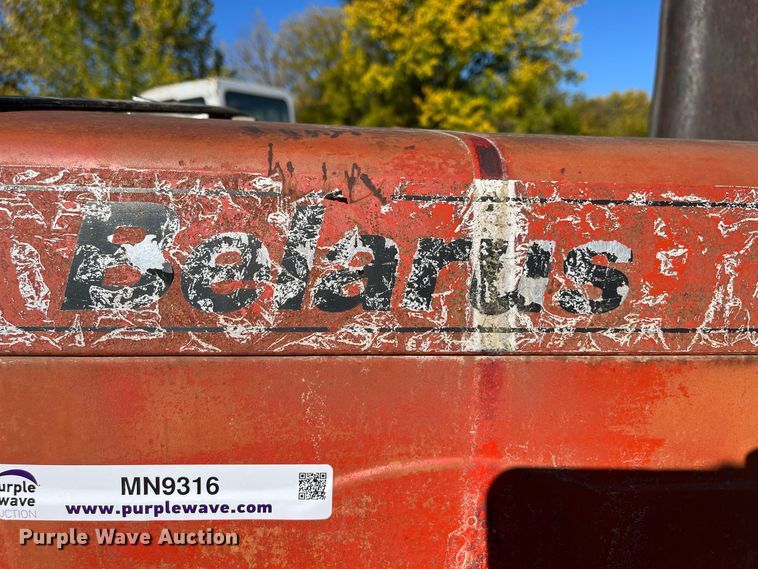 image for item MN9316 Belarus 520  tractor