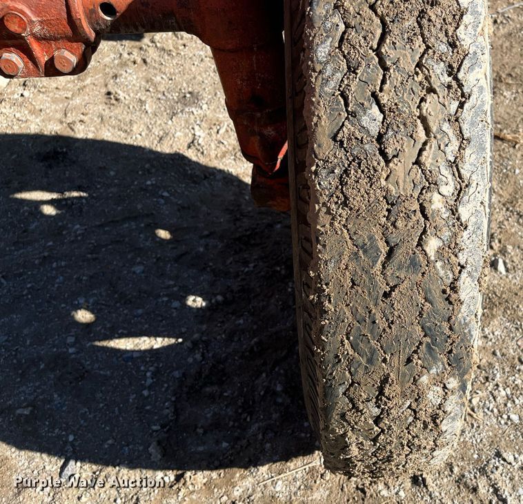 image for item MN9316 Belarus 520  tractor