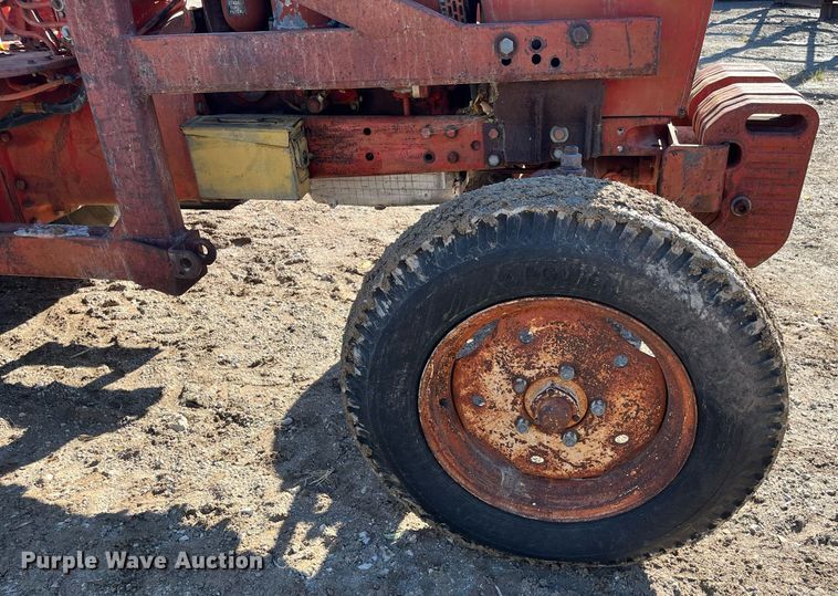 image for item MN9316 Belarus 520  tractor