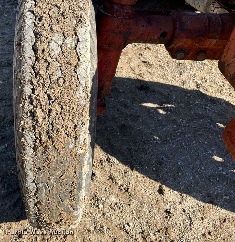 image for item MN9316 Belarus 520  tractor