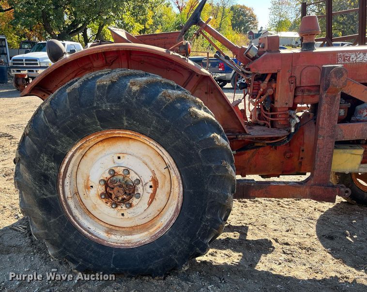 image for item MN9316 Belarus 520  tractor