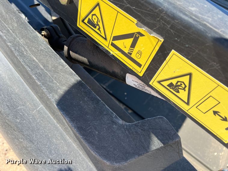 image for item MQ9840 2016 MacDon FD75-S  flex draper head