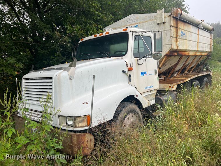 image for item MR9857 1989 International 8300  fertilizer delivery truck