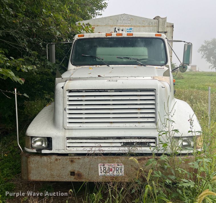 image for item MR9857 1989 International 8300  fertilizer delivery truck