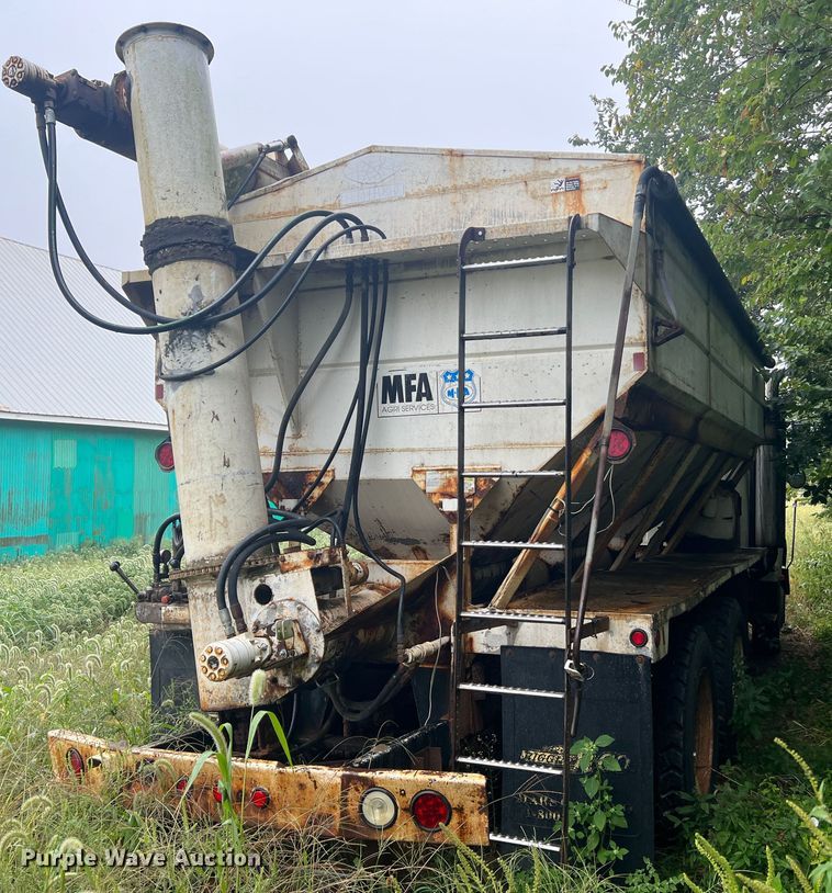 image for item MR9857 1989 International 8300  fertilizer delivery truck