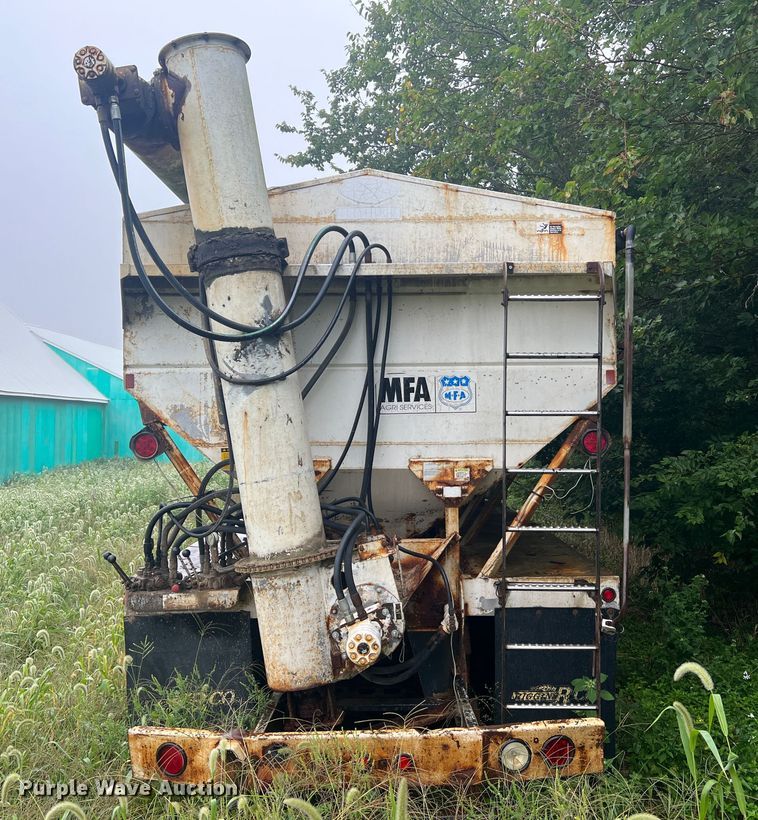 image for item MR9857 1989 International 8300  fertilizer delivery truck