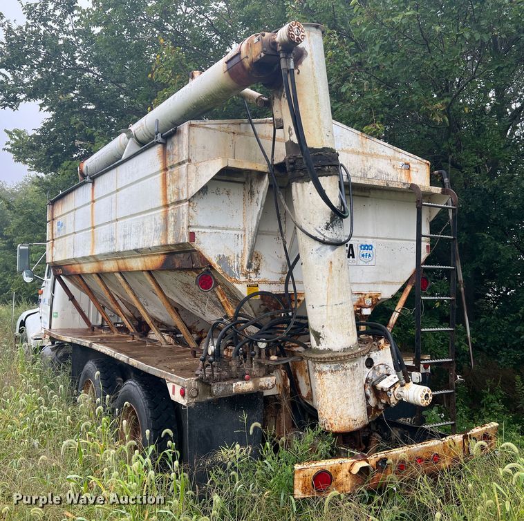 image for item MR9857 1989 International 8300  fertilizer delivery truck