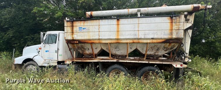 image for item MR9857 1989 International 8300  fertilizer delivery truck