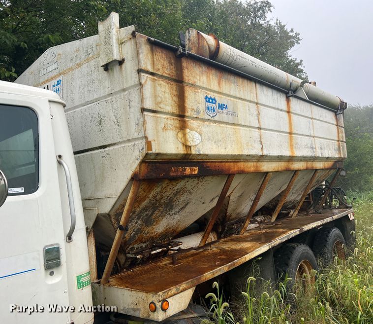 image for item MR9857 1989 International 8300  fertilizer delivery truck