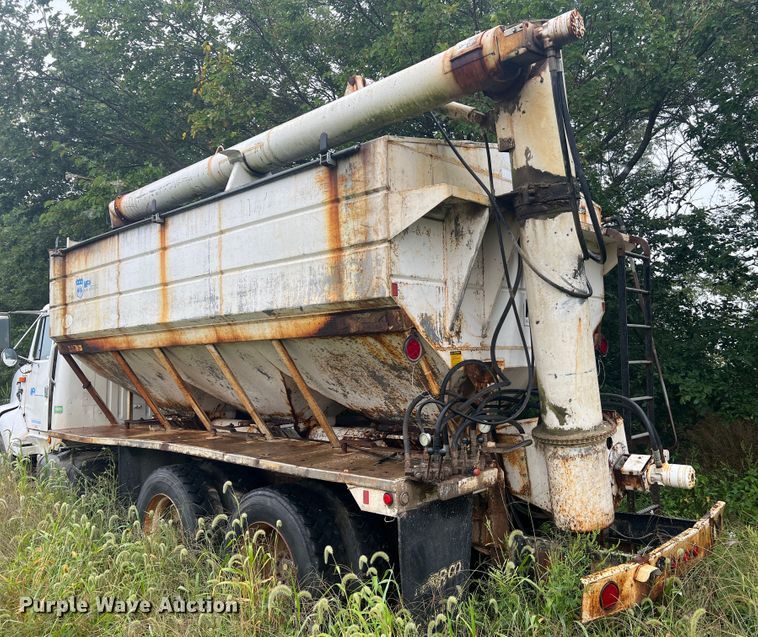 image for item MR9857 1989 International 8300  fertilizer delivery truck