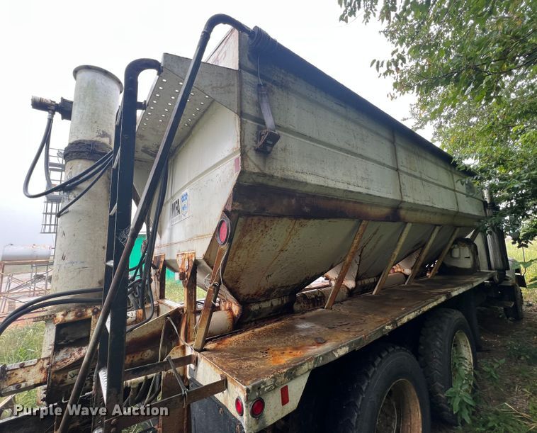 image for item MR9857 1989 International 8300  fertilizer delivery truck