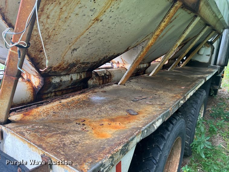 image for item MR9857 1989 International 8300  fertilizer delivery truck