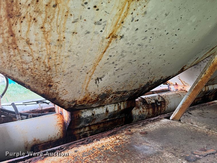 image for item MR9857 1989 International 8300  fertilizer delivery truck