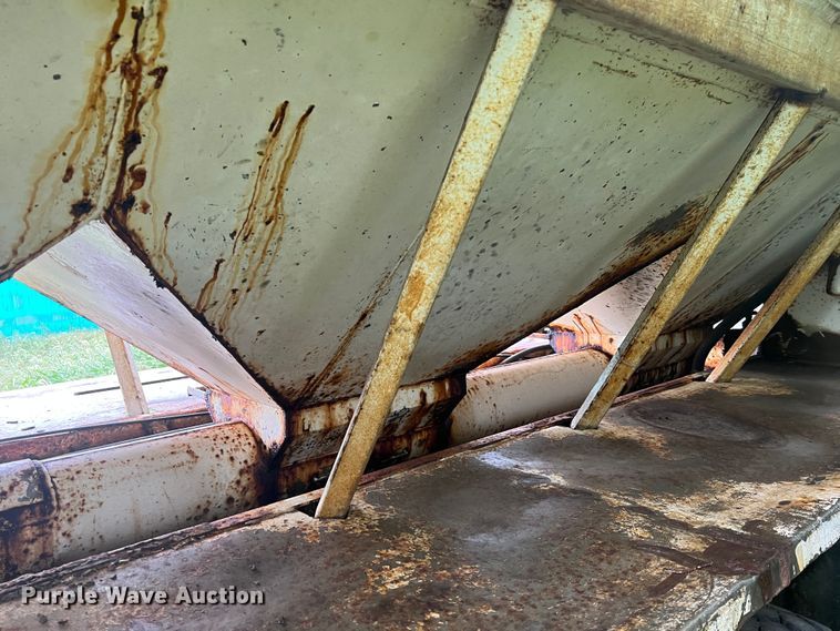 image for item MR9857 1989 International 8300  fertilizer delivery truck