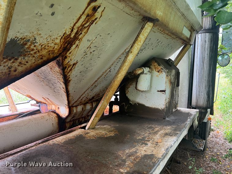 image for item MR9857 1989 International 8300  fertilizer delivery truck