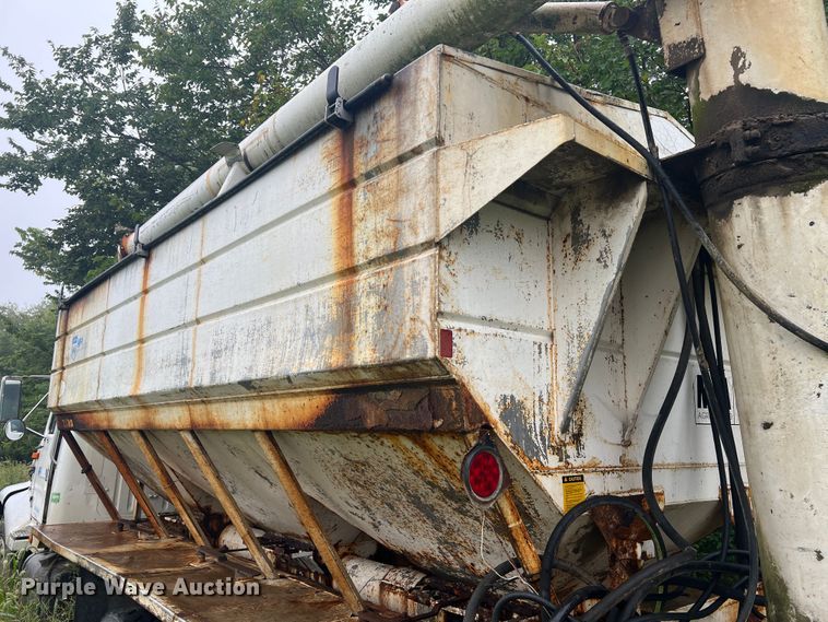 image for item MR9857 1989 International 8300  fertilizer delivery truck