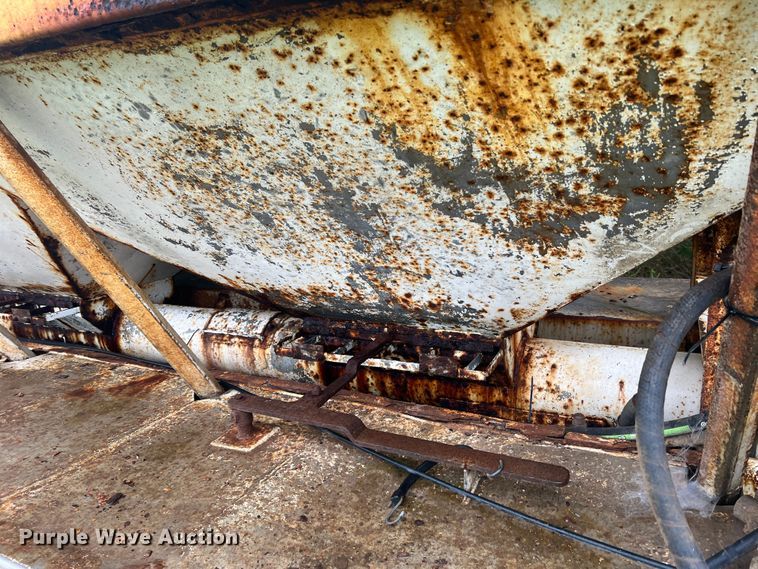 image for item MR9857 1989 International 8300  fertilizer delivery truck