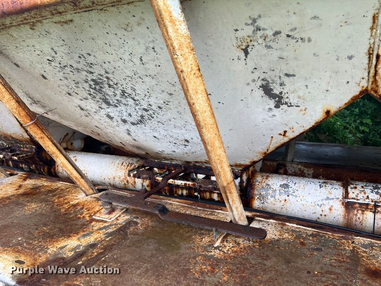 image for item MR9857 1989 International 8300  fertilizer delivery truck