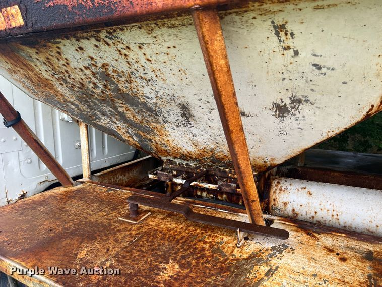 image for item MR9857 1989 International 8300  fertilizer delivery truck