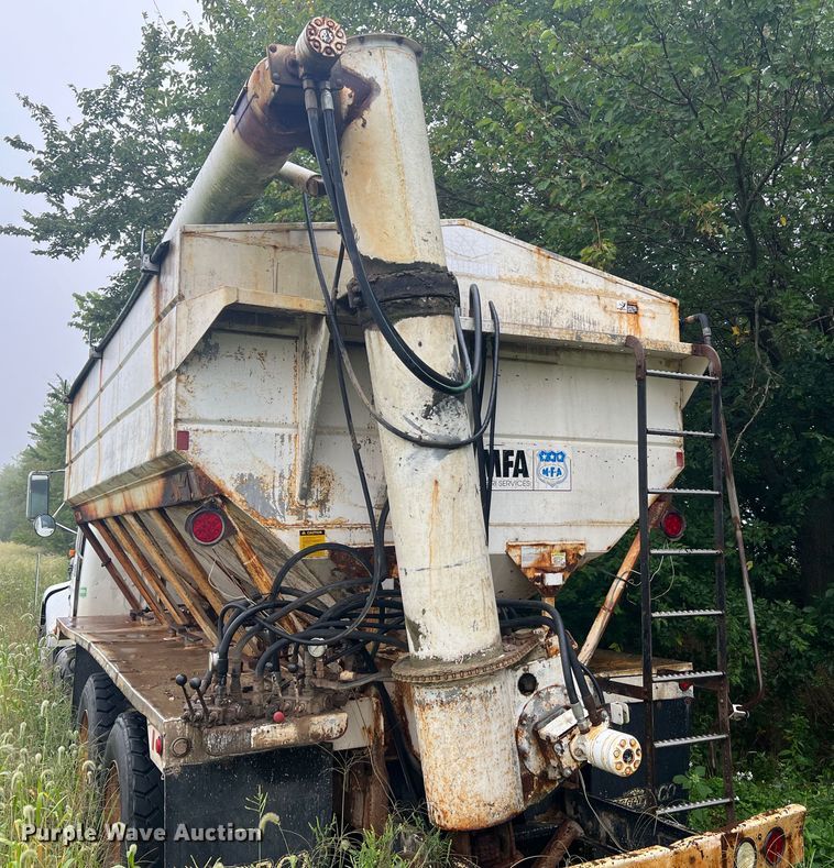 image for item MR9857 1989 International 8300  fertilizer delivery truck