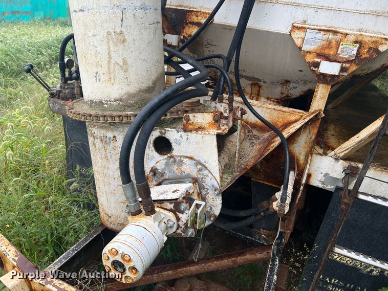 image for item MR9857 1989 International 8300  fertilizer delivery truck