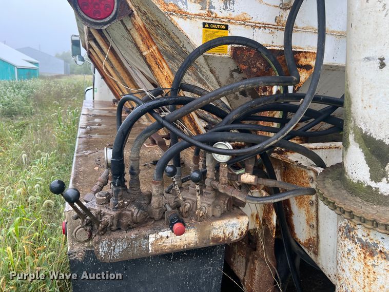 image for item MR9857 1989 International 8300  fertilizer delivery truck