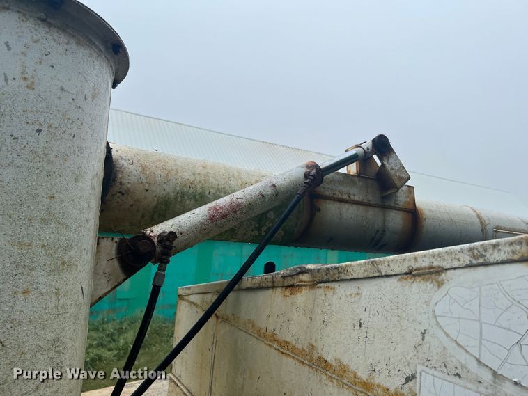 image for item MR9857 1989 International 8300  fertilizer delivery truck