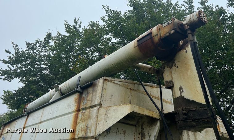 image for item MR9857 1989 International 8300  fertilizer delivery truck