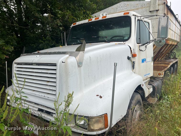 image for item MR9857 1989 International 8300  fertilizer delivery truck