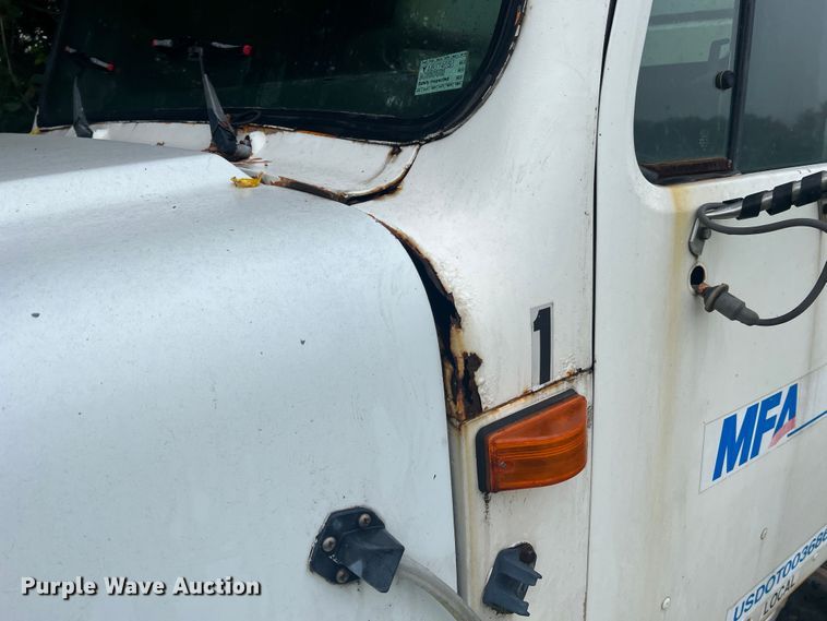 image for item MR9857 1989 International 8300  fertilizer delivery truck