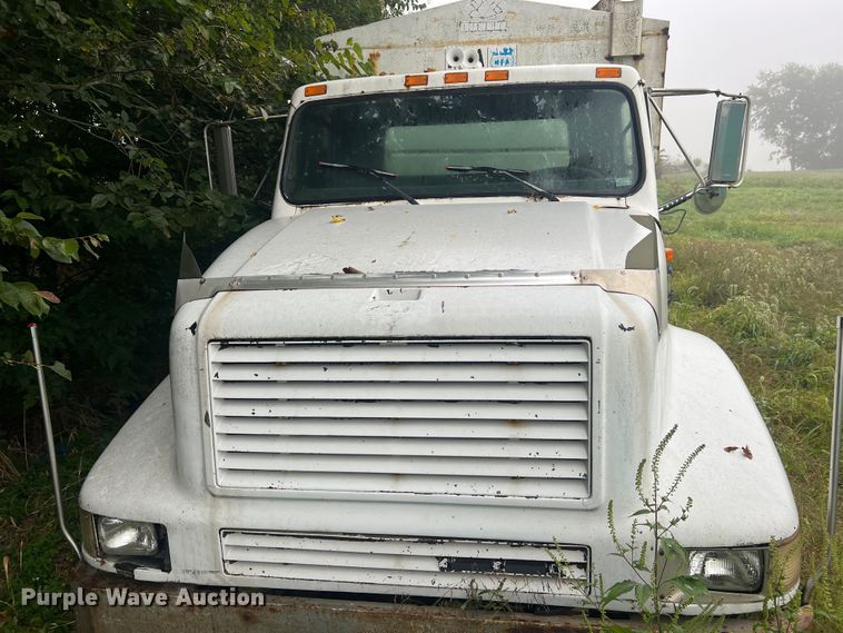 image for item MR9857 1989 International 8300  fertilizer delivery truck