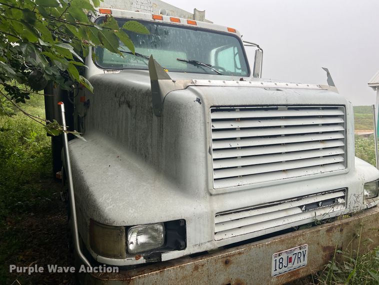 image for item MR9857 1989 International 8300  fertilizer delivery truck