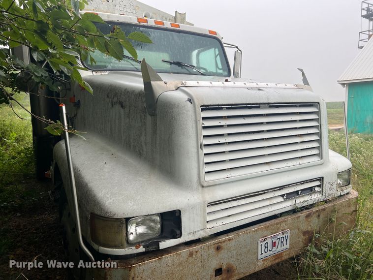 image for item MR9857 1989 International 8300  fertilizer delivery truck